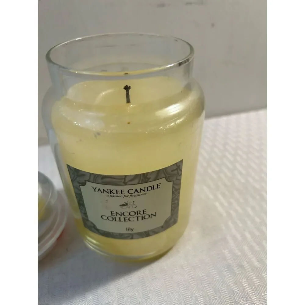 Yankee Candle Encore Collection Candle Lily 22 oz. like‎ new.